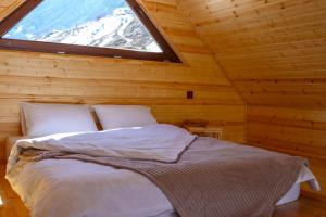 Postel nebo postele na pokoji v ubytování Cottage AISI / კოტეჯი აისი