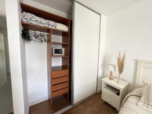 - une chambre avec un placard et un miroir dans l'établissement Depto Al A - Depto Zona Playa Grande para 4 PAX Con Cochera - Hola Sur, à Mar del Plata