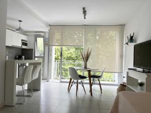 une cuisine et une salle à manger avec une table et des chaises dans l'établissement Depto Al A - Depto Zona Playa Grande para 4 PAX Con Cochera - Hola Sur, à Mar del Plata 10 autres photos