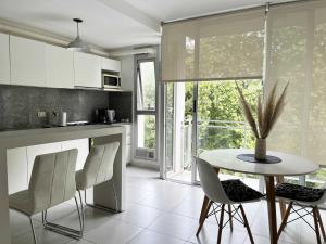 une cuisine avec une table et des chaises et une fenêtre dans l'établissement Depto Al A - Depto Zona Playa Grande para 4 PAX Con Cochera - Hola Sur, à Mar del Plata
