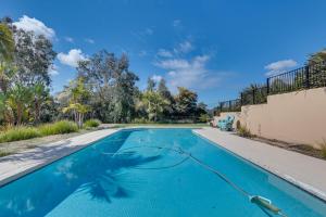 uma piscina com uma mangueira num quintal em Luxury Rancho Santa Fe Villa in Del Mar with Pool! em Del Mar