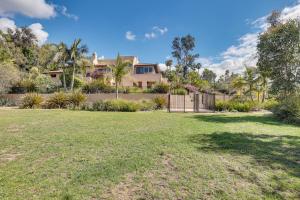 uma casa com uma cerca e um jardim de relva em Luxury Rancho Santa Fe Villa in Del Mar with Pool! em Del Mar