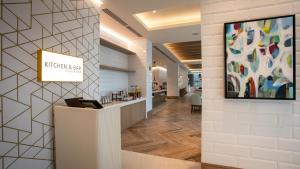 - un hall d'un restaurant orné d'une peinture murale dans l'établissement Courtyard by Marriott Santo Domingo Piantini, à Saint-Domingue