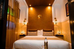 Postel nebo postele na pokoji v ubytování Riad Roummana Marrakech