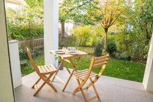 un patio con mesa y 2 sillas en City Apartments Gerlingen en Gerlingen