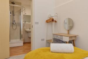 a bathroom with a bed and a sink and a mirror at Stylish 2 bedroom apartment, 2 bathrooms, free parking for all guest, wifi, Sky, Netflix, walking distance to city centre, sleeps 5, outside patio space, ground floor in Milton Keynes