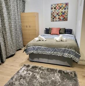 een slaapkamer met een bed en een tapijt bij Three Bed Flat In Mile End in Londen