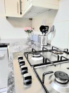 een keuken met een kookplaat en een oven bij Three Bed Flat In Mile End in Londen