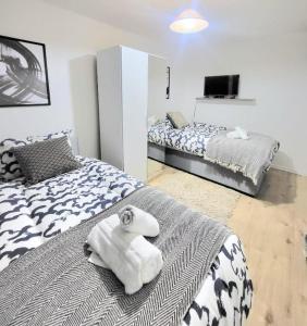 een kamer met 2 bedden en handdoeken op het bed bij Three Bed Flat In Mile End in Londen
