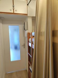 een kleine kamer met een bed en een raam bij Joli appartement avec jardin dans résidence avec piscines in Agay - Saint Raphael