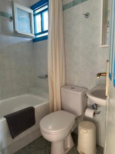 uma casa de banho com um WC, uma banheira e um lavatório. em Matina Naxos - Mikri Vigla em Mikri Vigla