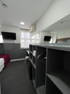TV a/nebo společenská místnost v ubytování Plaza London Hotel