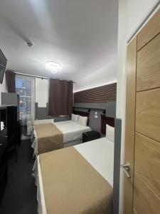 Postel nebo postele na pokoji v ubytování Plaza London Hotel