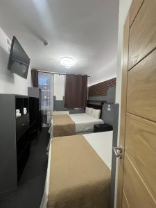 Postel nebo postele na pokoji v ubytování Plaza London Hotel