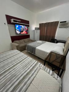 um quarto com uma cama e uma televisão de ecrã plano em Apartamento Centro Manaus 721 em Manaus