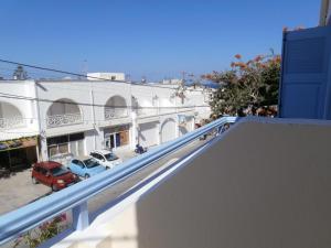 een balkon met uitzicht op een straat bij Narkissos Hotel in Kamari