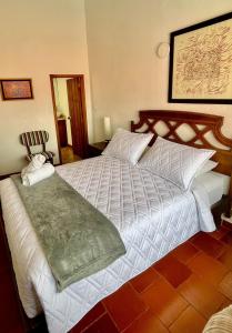 a bedroom with two twin beds and a mirror at Hotel-Apartahotel Boutique Piedra & Luna in Villa de Leyva