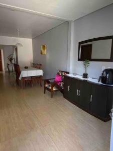 a living room with a table and a dining room at Casa em Condominio próximo trevo Cataratas em Cascavel in Cascavel