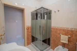 eine Glasdusche im Bad mit WC in der Unterkunft Villa Marchese in Trecastagni