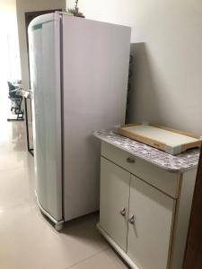 einen Kühlschrank in einer Küche mit einer Arbeitsplatte in der Unterkunft A casa da Keila - Balneário Camboriú in Balneário Camboriú