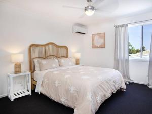 Un ou plusieurs lits dans un hébergement de l'établissement Mermaid Waters 2 bedroom apartment
