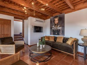 ein Wohnzimmer mit einem Sofa und einem Tisch in der Unterkunft Alhambra Luxury Albaicin in Granada