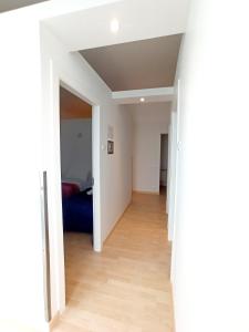 Habitación vacía con paredes blancas y suelo de madera. en IL LOFT AI PILA, en Montebelluna