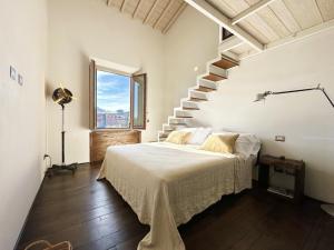 1 dormitorio con 1 cama y escalera en The River View in Florence "Costante Art & Design" en Florencia