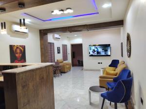 TV a/nebo společenská místnost v ubytování Passready Hotel and Suites Nnewi