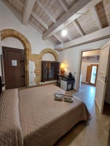 ein großes Schlafzimmer mit einem großen Bett in einem Zimmer in der Unterkunft Villa Campidanese in Assemini