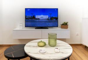 Μια τηλεόραση ή/και κέντρο ψυχαγωγίας στο Apartment near City Center