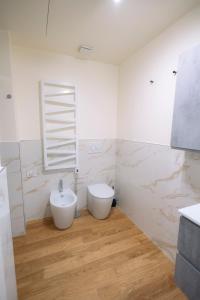 uma casa de banho com um lavatório, um WC e um espelho. em tHE Urban Wildlife - San Babila Home em Milão