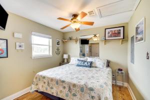 een slaapkamer met een bed en een plafondventilator bij Waterfront Bay St Louis Home with Private Dock! in Shoreline Park