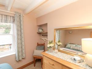 ein Schlafzimmer mit einem großen Spiegel und einem Bett in der Unterkunft Rose Lea in Saltburn-by-the-Sea