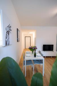 uma sala de estar com uma mesa e uma girafa na parede em tHE Urban Wildlife - San Babila Home em Milão
