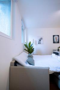 1 dormitorio con cama y ventana en tHE Urban Wildlife - San Babila Home, en Milán