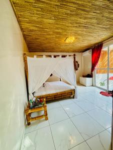 a bedroom with a bed with a mosquito net at Maison du Bonheur in Dakar