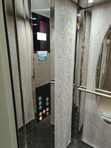 Un ascensor en un tren subterráneo con la puerta abierta en Buena Vista, en Tetuán