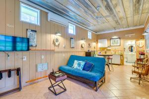 een woonkamer met een blauwe bank en een keuken bij Inglis Studio Home with Covered Patio and Grill! in Yankeetown