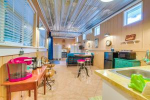 een grote keuken met een tafel en stoelen. bij Inglis Studio Home with Covered Patio and Grill! in Yankeetown