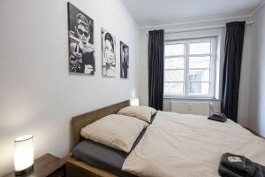 een slaapkamer met een bed en een raam bij Wohnwerk Altbau Suite in Traben-Trarbach