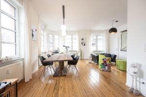 een woonkamer met een tafel en stoelen bij Wohnwerk Altbau Suite in Traben-Trarbach