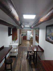 um quarto com mesas e cadeiras e uma cozinha em Hostal Benalcazar em Quito