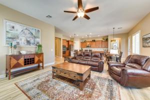 ein Wohnzimmer mit Ledermöbeln und einem Deckenventilator in der Unterkunft Private Hot Tub Queen Creek Vacation Rental! in Queen Creek