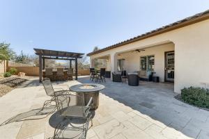eine Terrasse mit Stühlen und einem Tisch auf der Terrasse in der Unterkunft Private Hot Tub Queen Creek Vacation Rental! in Queen Creek