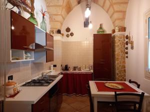蒙泰羅尼迪萊切的住宿－Curti Russi，厨房配有水槽和炉灶 顶部烤箱