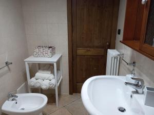 A bathroom at Curti Russi