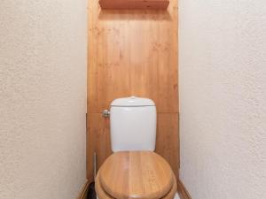 a bathroom with a wooden toilet in a room at Appartement Les Arcs 1800, 3 pièces, 6 personnes - FR-1-346-320 in Arc 1800