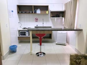uma cozinha com uma ilha no meio de uma sala em Lacqua Diroma I A 5 CN-GO em Caldas Novas