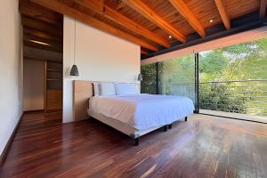 Een bed of bedden in een kamer bij "Casa de las lagartijas" con jacuzzi